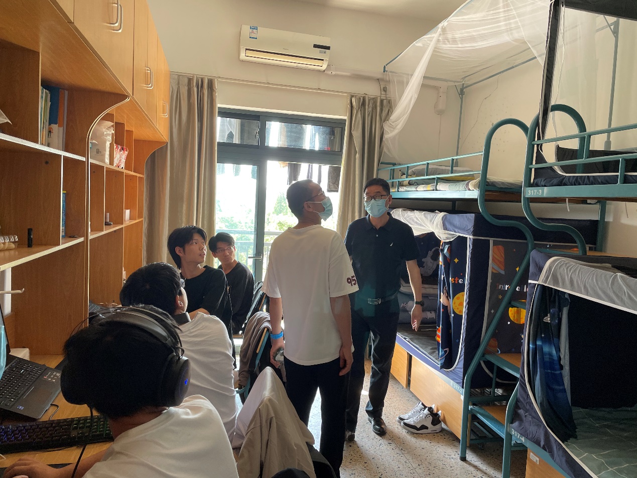 一群人站在室内中度可信度描述已自动生成