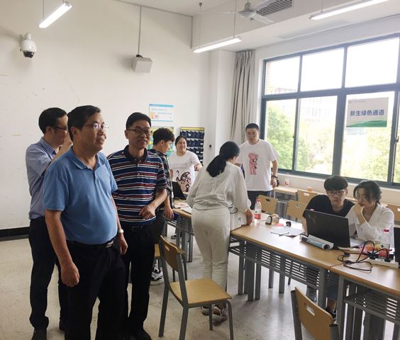 黄书记1.jpg 黄书记1.jpg
