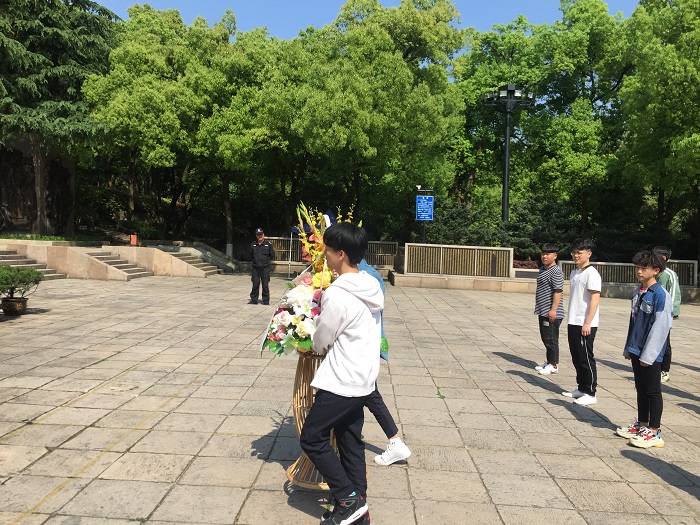 敬献花篮.JPG 敬献花篮.JPG
